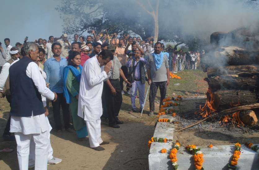 विंध्य की आवाज हुई खामोश: कांग्रेस के दिग्गज नेता व पूर्व सांसद सुंदरलाल तिवारी पंचतत्व में विलीन, श्रद्धांजलि देने पहुंचे सीएम
