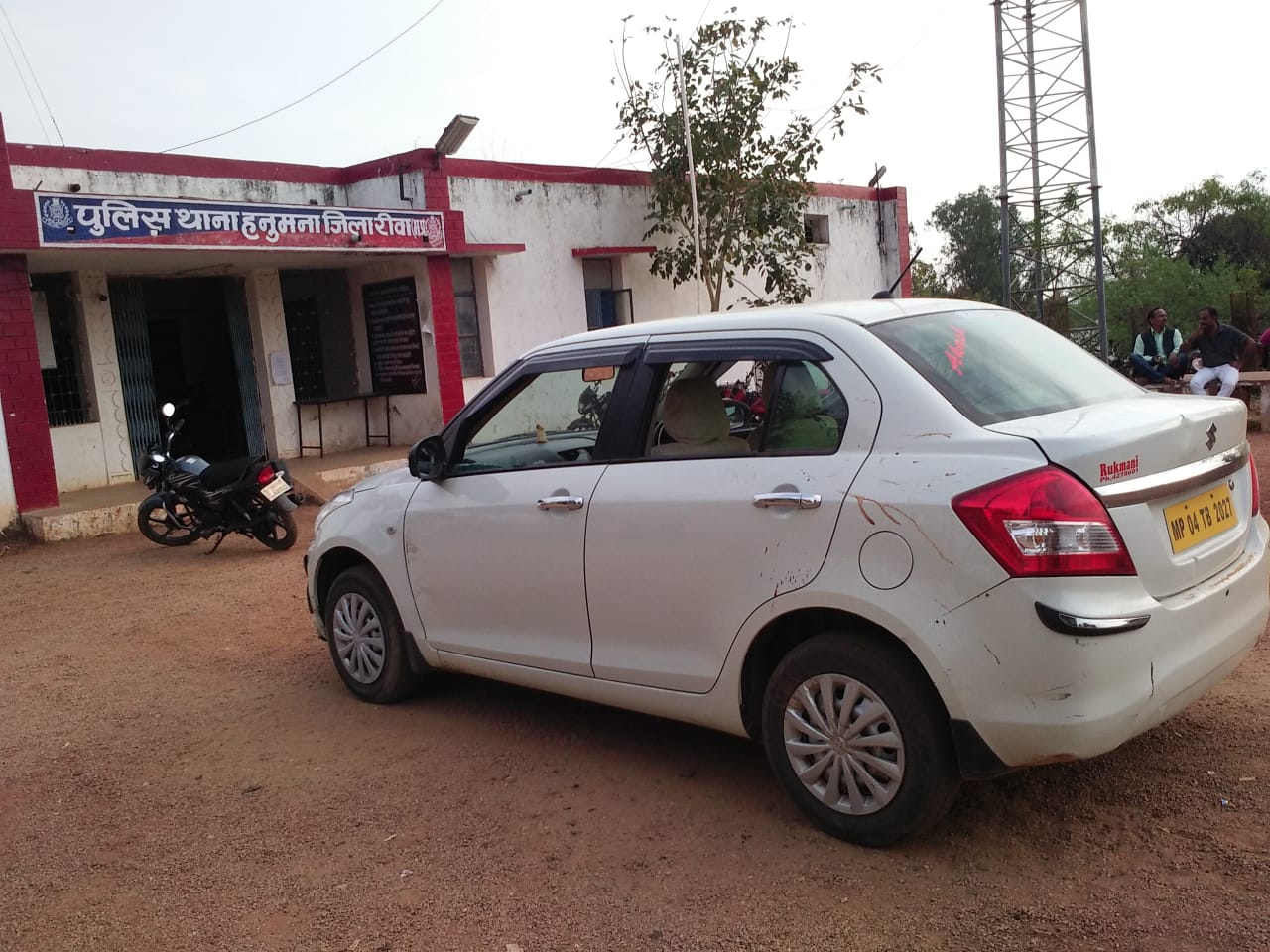 रीवा  मोटबा पहड़ी चौराहा हनुमना के पास दिन दहाड़े  लूट की घटना 