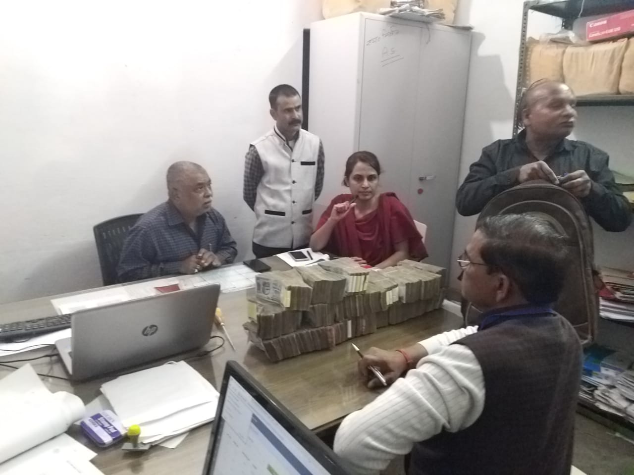 मुरैना - चेकिंग के दौरान कार से 9 लाख से अधिक की रकम पकड़ी, 