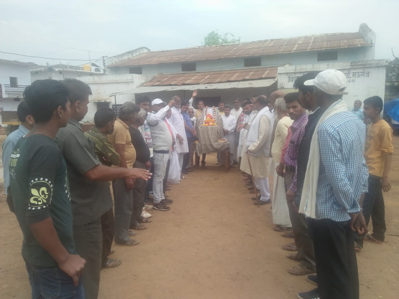 आज मऊगंज पहुंचा विन्ध्य के लोकप्रिय कांग्रेस नेता स्व. श्री सुन्दरलाल जी का अस्थिकलशअस्थि कलश के आने पर श्रद्धांजलि अर्पित करने बालों का लगा तांता
