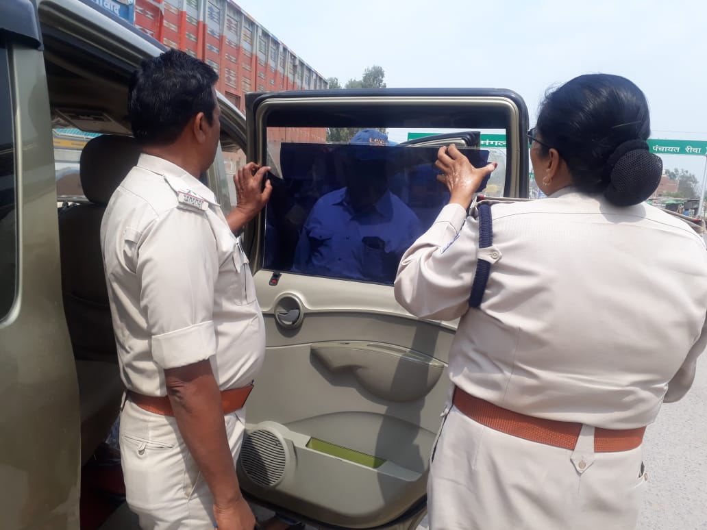 पुलिस अधीक्षक आबिद खान के निर्देश पर चाकघाट थाना प्रभारी कल्याणी पाल ने की वाहनों की चेकिंग। 