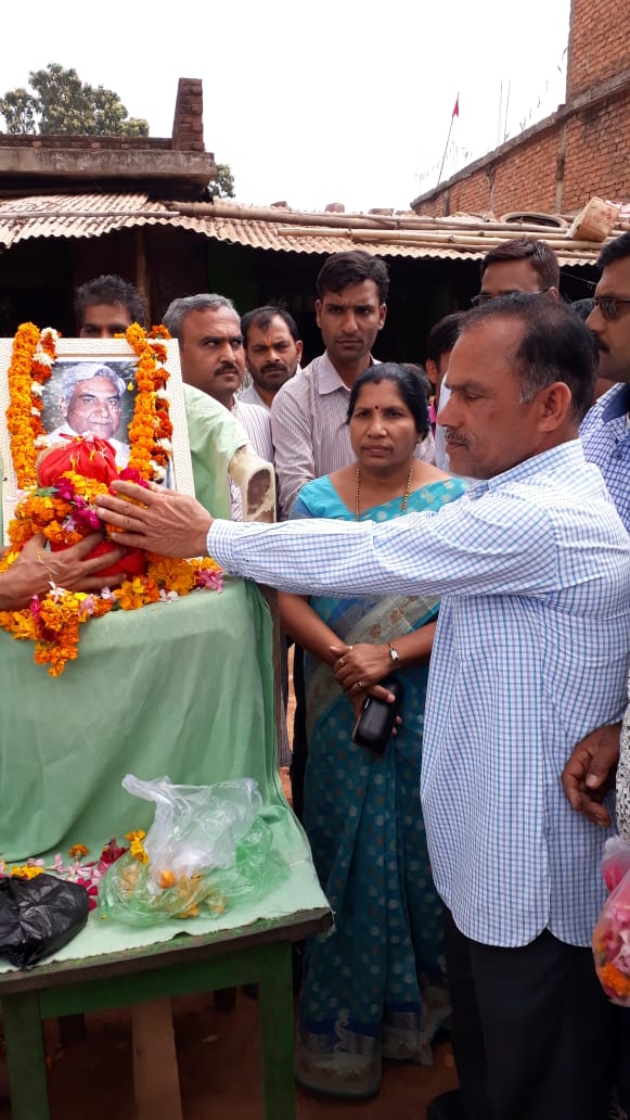 अपने लाडले के अस्थि कलश को देखकर  भावुक देवतालाब विधानसभा   के लोग