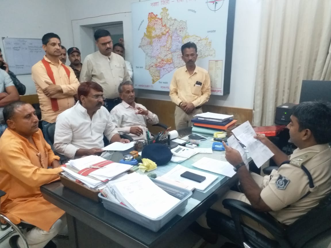  अपहरण और लूट मामले में  एसपी से मिलने पहुंचे सैकड़ों व्यापारी  एसपी ने  मनगवां थाना प्रभारी को   कार्रवाई करने दिए निर्देश