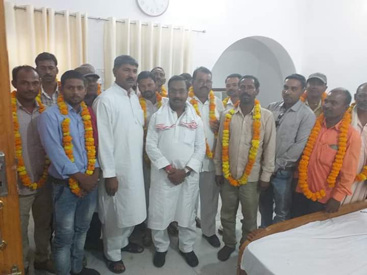 रीवा में आज प्रदेश कांग्रेस कमेटी सदस्य बड़े भैया कुंवर सिंह जी सेमारिया विधानसभा  क्षेत्र  के ३८  भा ज पा  नेता  एवं  कार्यकर्ता कांग्रेस में शामिल