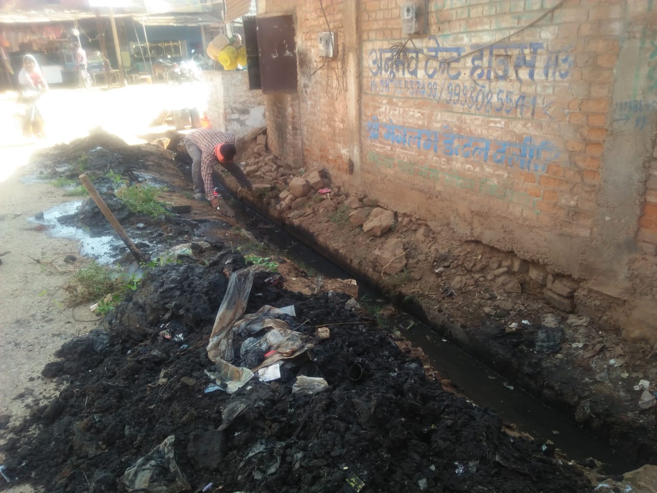 प्रभारी मुख्य नगर पालिका अधिकारी मऊगंज ने विशेष अभियान के तहत स्वच्छता अमले के साथ शत प्रतिशत साफ सफाई को लेकर मुहिम चलाई