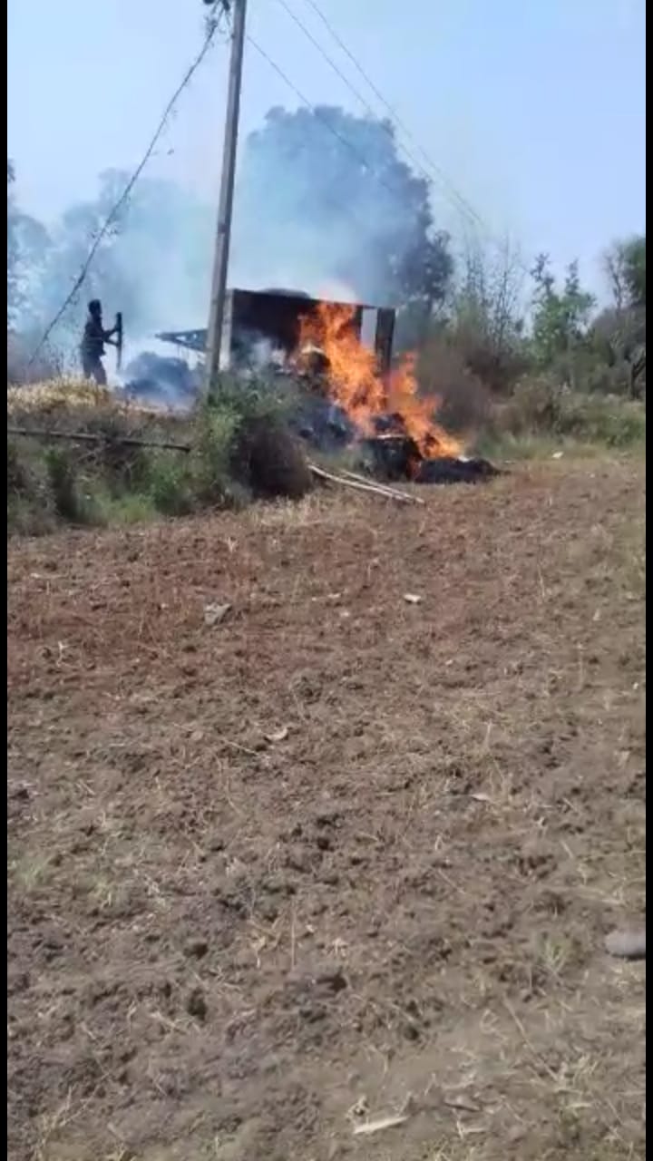 ग्राम खर्रा तहसील नईगढ़ी में शॉर्ट सर्किट से लगी आग से ट्रैक्टर की ट्राली में रखी हुई फसल एवं ट्रैक्टर ट्राली जल कर खाक