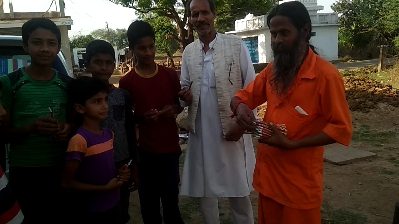  09 अप्रैल 2019 को मध्यप्रदेश जिला शहडोल में महंत कृष्णा बिहारी जी द्वारा अनुपूयोगी कागजों से स्वनिर्मित पेन भेंट किया गया