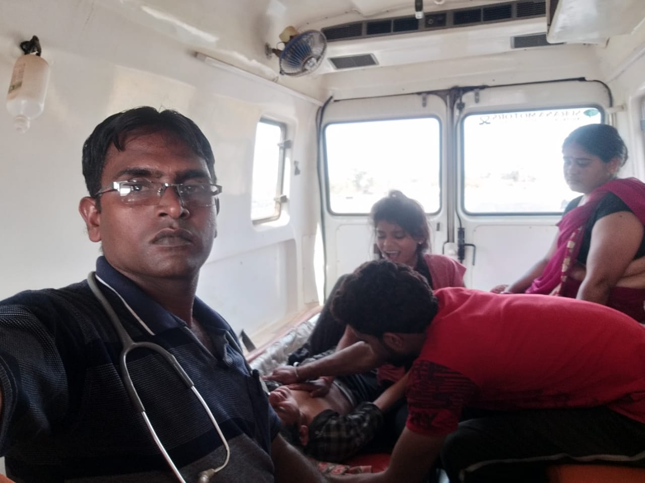 ।मऊगंज 108 एम्बुलेंस के स्टाफ डॉ जे एन पटेल ,पायलट संत कुमार तिवारी  तरपरता से बच जीवन