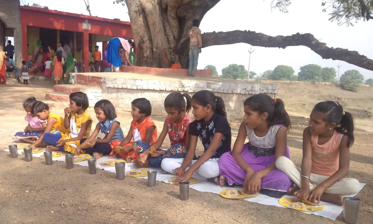    बूढ़ी माता मंदिर बराया तालाब स्थित में कन्या भोजन का कार्यक्रम का आयोजन किया गया