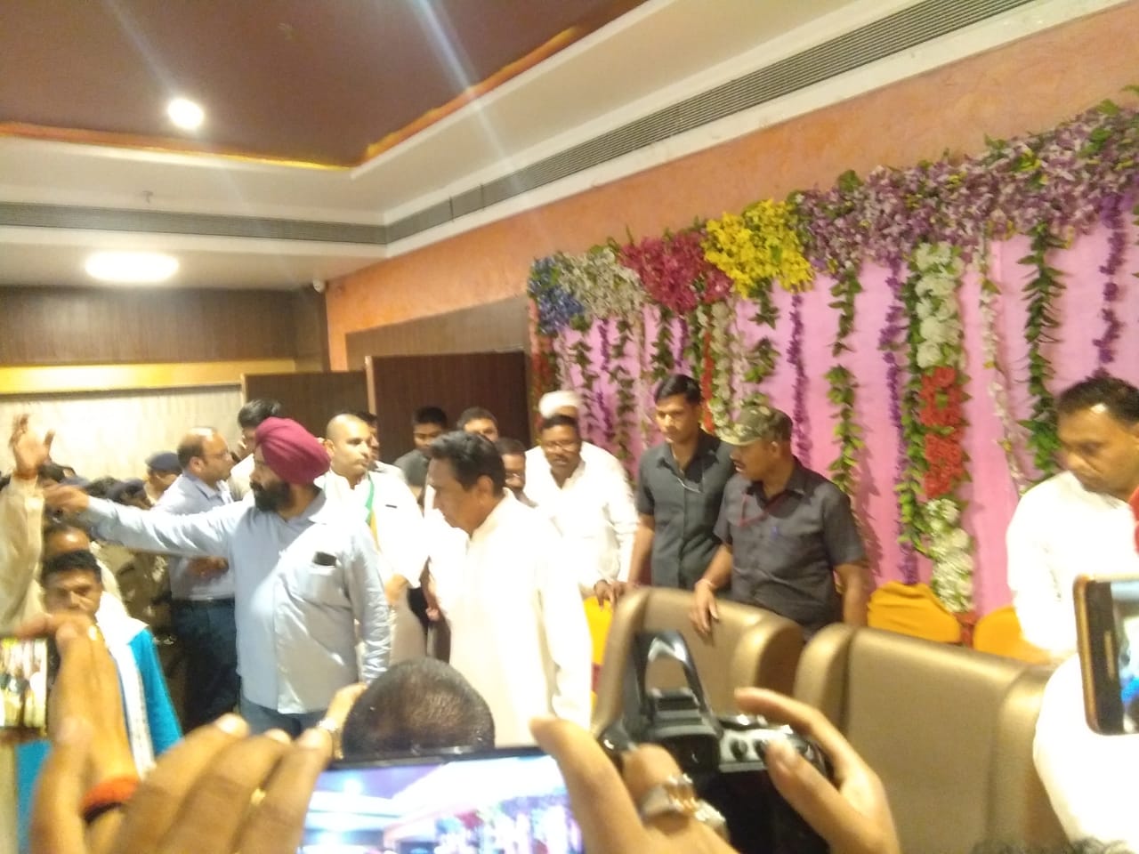 कांग्रेस प्रत्याशी सिद्धार्थ नहीं, कार्यकर्ता चुनाव लड़ रहे हैं - कमलनाथ