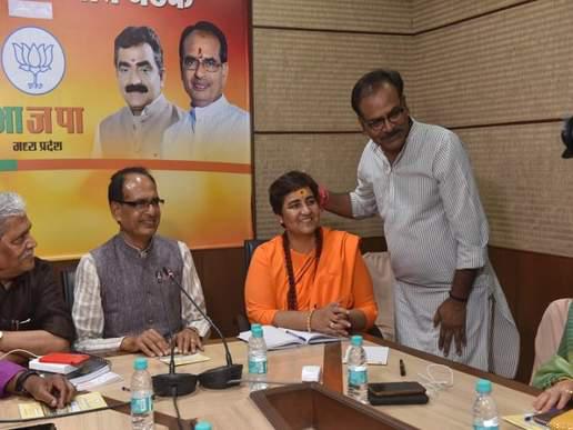 साध्वी प्रज्ञा का हेमंत करकरे पर विवादित बयान, कहा- 'मैंने कहा था सर्वनाश होगा और उन्हें आतंकवादियों ने मार डाला'