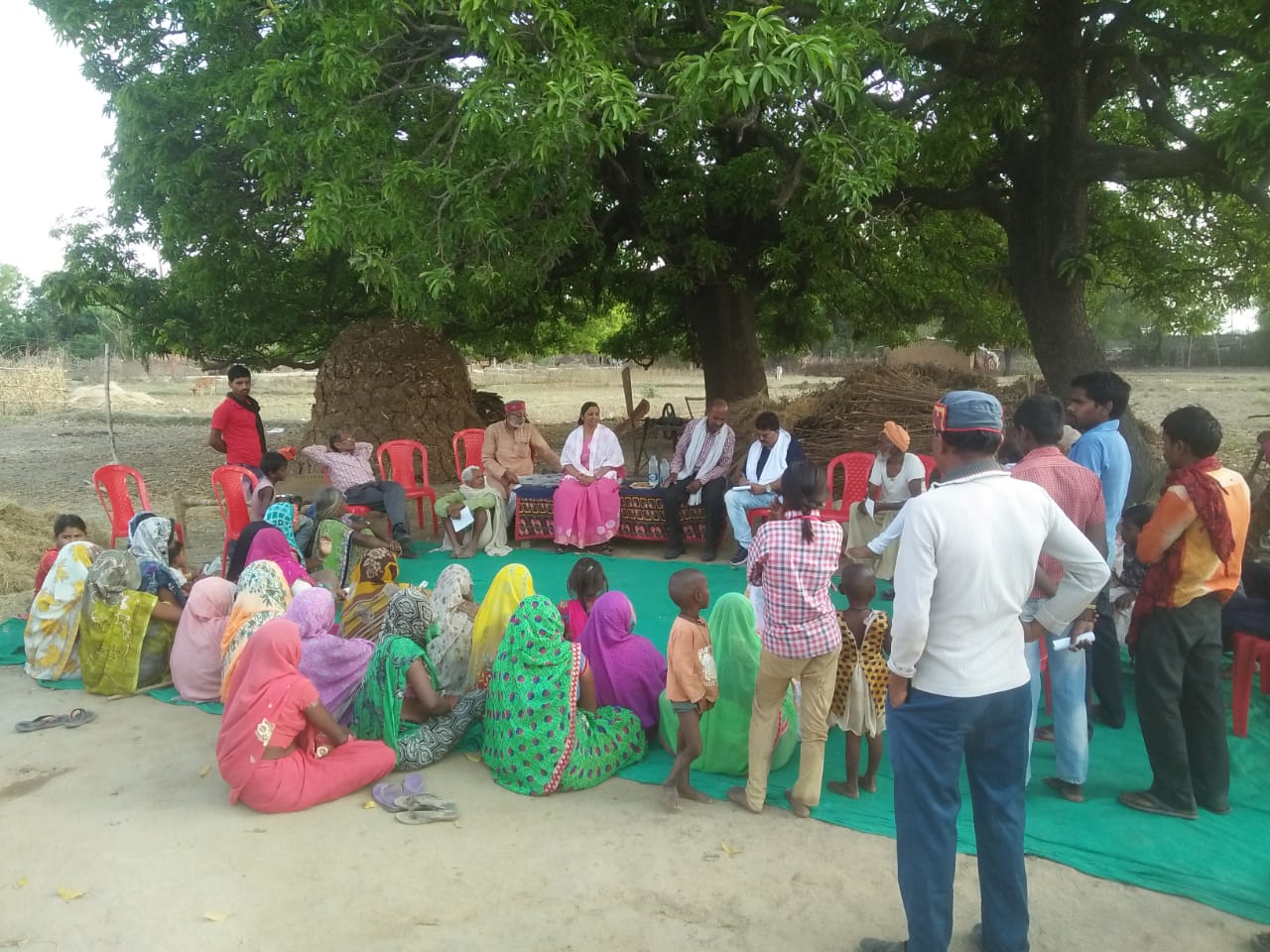 गीता मांझी का कांग्रेस उम्मीदवार के पक्ष में सघन जनसंपर्क ।