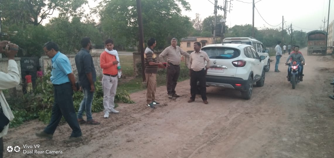         बिना बिजली बंद किये की जा रही पैट्रोलिंग मुख्य अभियंता व अधीक्षण अभियंता निरीक्षण करने पहुचे