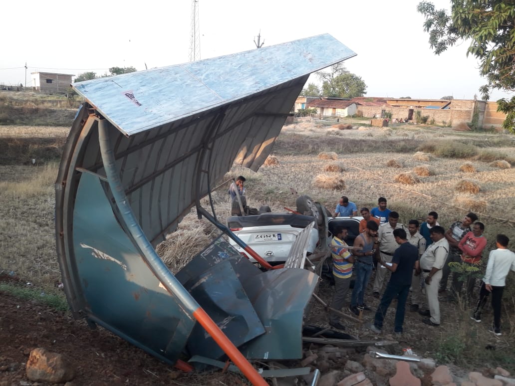 रीवा/सिरमौर_खैरहन बेलवा मोड़ के पास यात्री प्रतीक्षालय से टकराई अनियंत्रित कार पलटी_