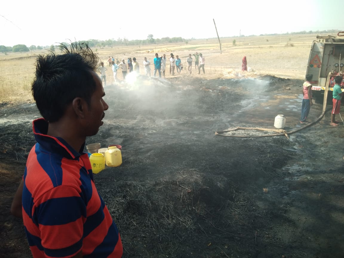 उमेश दुबेदी के खलिहान में लगी आग,ग्रामीणों वा दमकल के सहयोग से पाया गया आग में काबू 