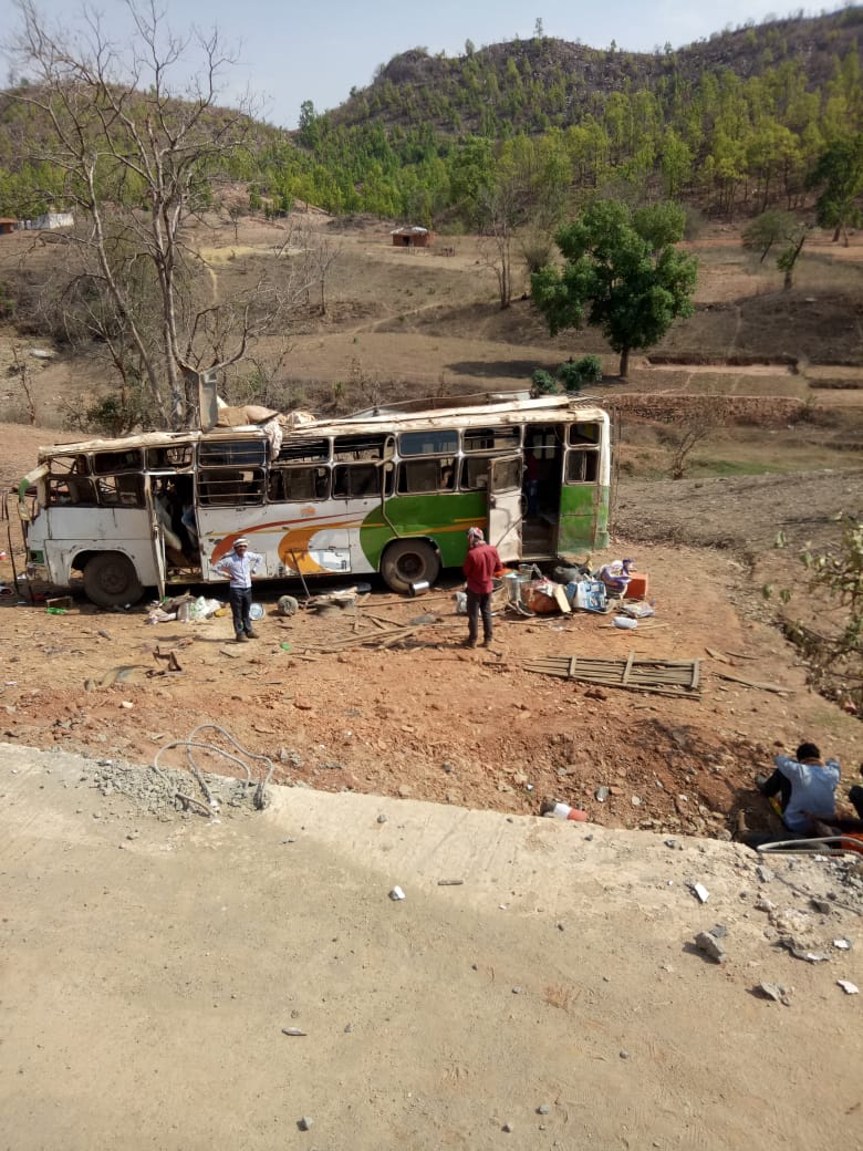 अनियंत्रित होकर यात्रियों से भरी बस गिरी खाई में,2 दर्जन से अधिक यात्री हुए घायल