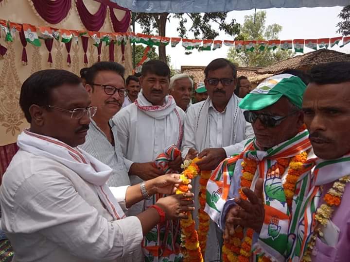 पंचायत एवं ग्रामीण विकास मंत्री श्री कमलेश्वर भैया जी आज ग्राम बदवार (विधानसभा क्षेत्र गुढ )में  रीवा लोकसभा क्षेत्र के कांग्रेस प्रत्याशी श्री सिद्दार्थ तिवारी जी के समर्थन में जनसंपर्क कर जन सभा सम्पन्न हुई