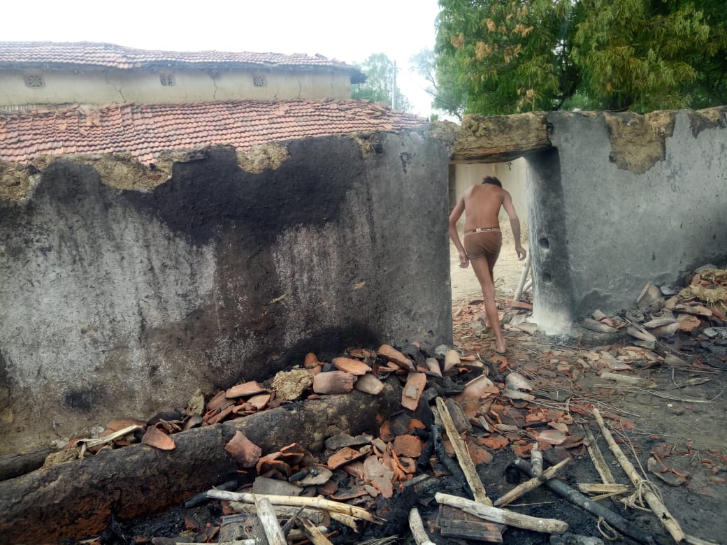  तूफानी हवायो के कारण टूटा बिद्युत लाइन का तार।  किसान के खलिहान घर,में भड़की आग खलिहान में रखी फसल एवं गाय जलकर हुई खाक देवतालाब थाना लौर थाना क्षेत्र के पटपरा गाँव की घटना
