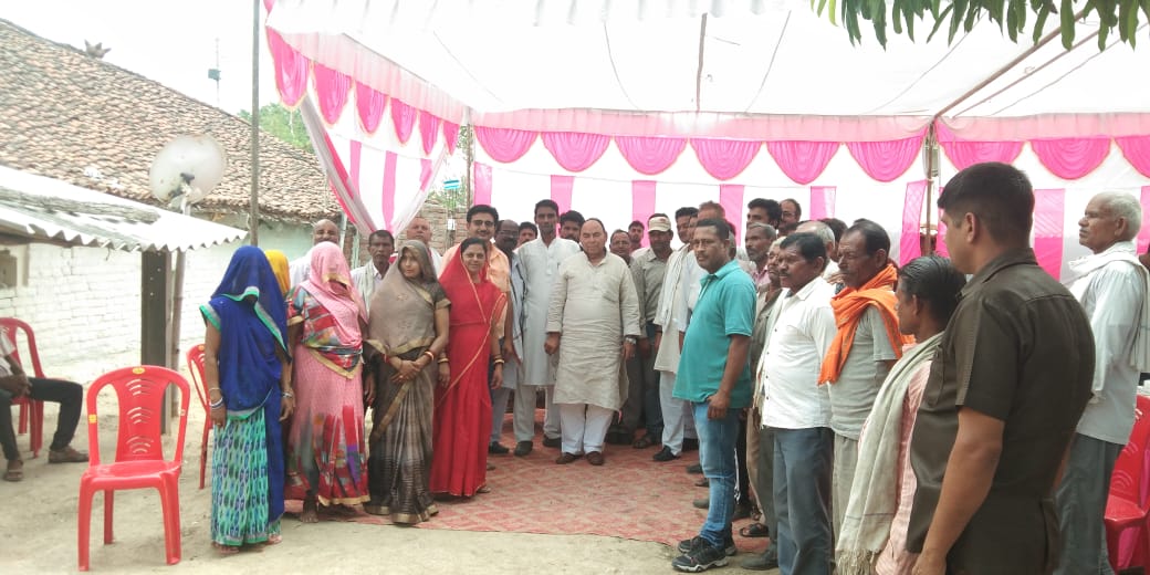 गांव लोंहदवार में धनेश यादव जी के यहांँ दोपहर में कार्यकर्ताओ के साथ जन सम्पर्क 