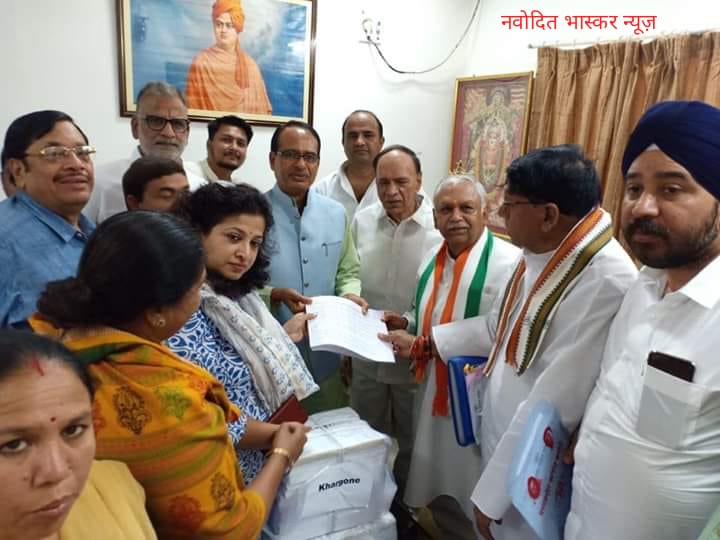 भोपाल कांग्रेस के वरिष्ठ नेता और पूर्व केन्द्रीय मंत्री सुरेश पचौरी के नेतृत्व hमें कांग्रेस नेताओं ने आज पूर्व मुख्यमंत्री शिवराज सिंह चौहान के निवास पर पहुंचकर मध्यप्रदेश में कमलनाथ सरकार द्वारा  21 लाख किसानों की कर्ज माफी की सूची सौंपी है।