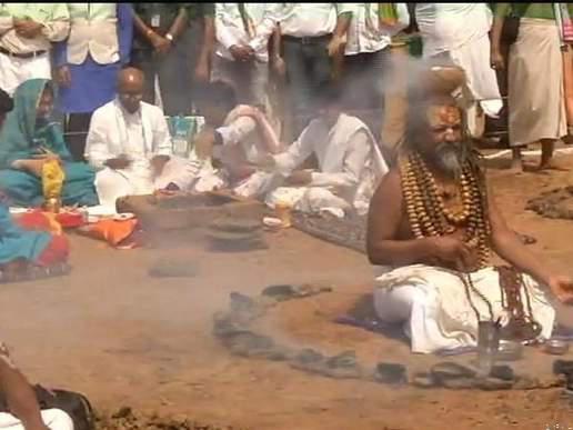 दिग्विजय सिंह ने कम्प्यूटर बाबा की मौजूदगी में जीत के लिए किया यज्ञ 