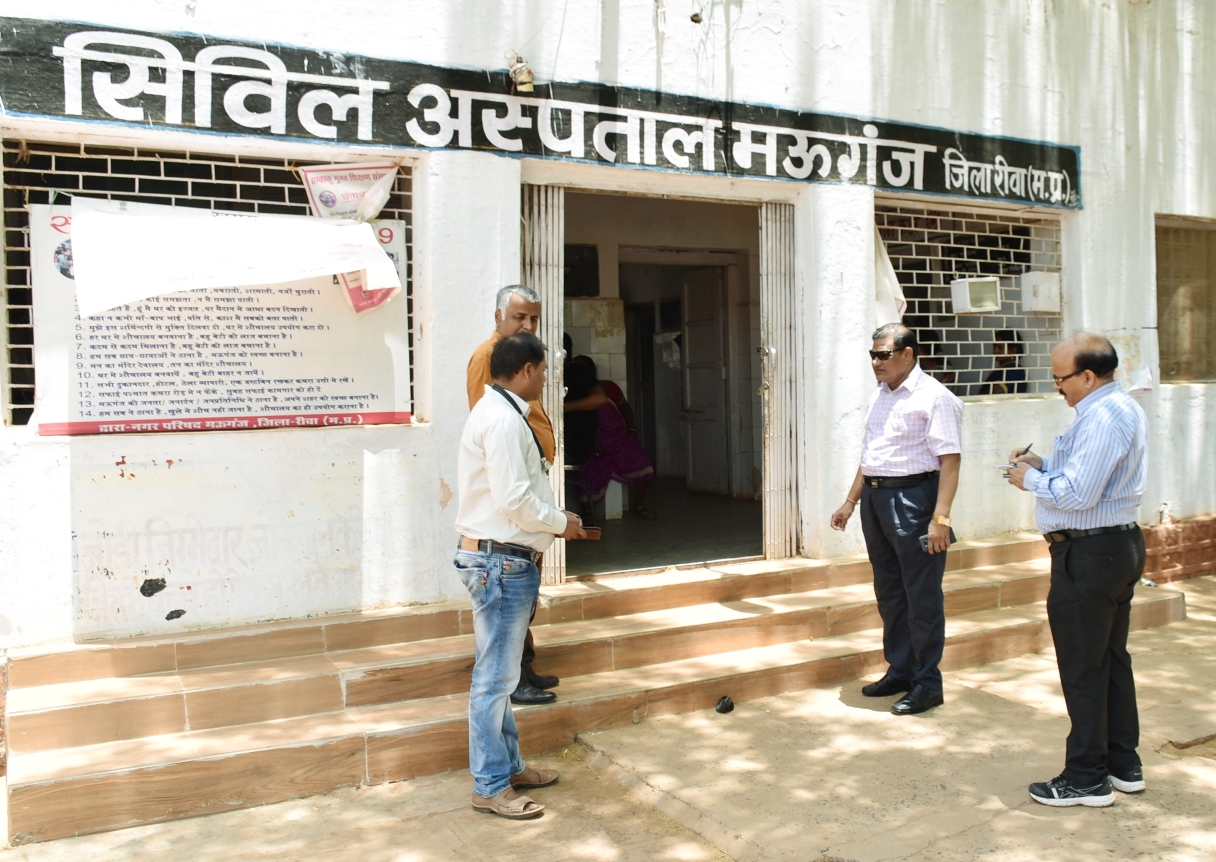  कमिश्नर ने किया मऊगंज में सिविल अस्पताल एवं  एकीकृत बाल विकास सेवा कार्यालय का औचक निरीक्षण  अस्पताल में अव्यवस्थाएं पाए जाने पर बीएमओ को निलंबित करने के निर्देश  अनुपस्थित एवं लापरवाह चिकित्सकों एवं कर्मचारियों को  कारण बताओ नोटिस जारी करने के दिये निर्देश 