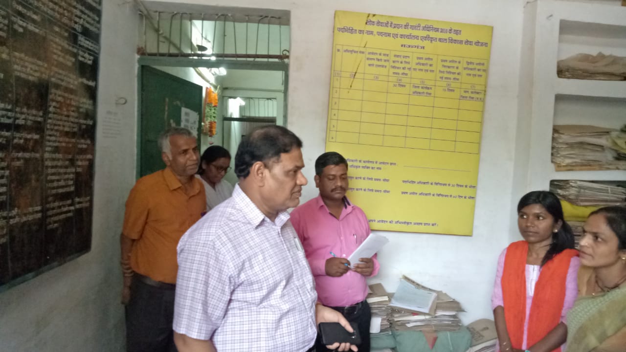 मिसिरगवा न्यूज मऊगंज / लापरवाह कर्मचारियों को कमिश्नर ने लगाई सख्त कार्यवाही