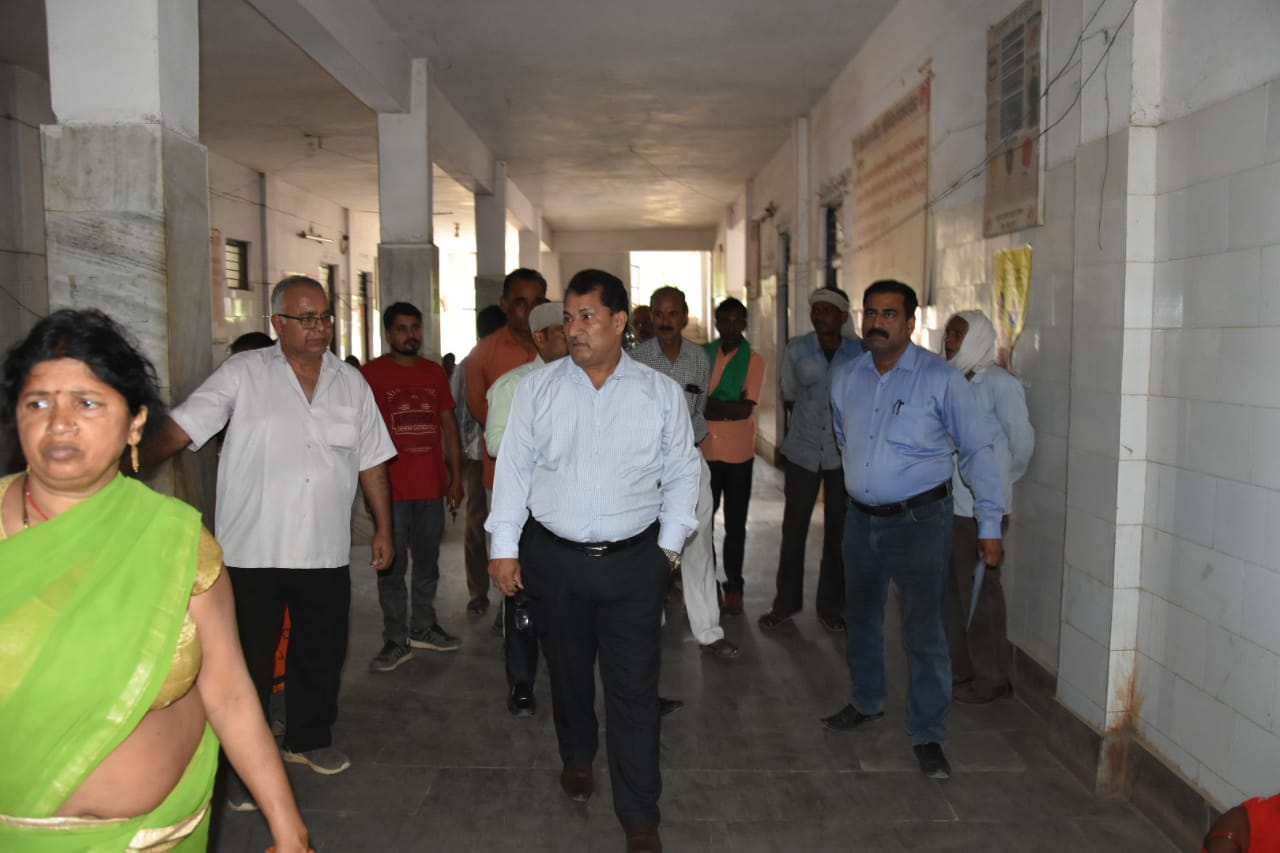 सीएमएचओ टीम के साथ आकस्मिक निरीक्षण करने पहुंचे मनगवां अस्पताल मचा हड़कंप