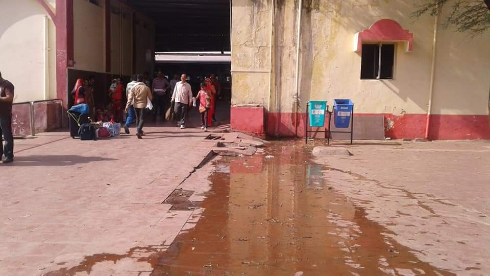 रेलवे स्टेशन के दरवाजे पर टैंक की फैली गंदगी