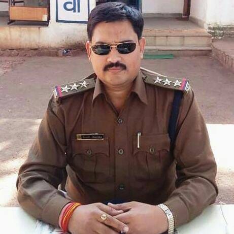एक बार फिर डायल 100 सुर्खियों में घटना देवेंद्र नगर थाना के डायल 100 की पदस्थ थाना प्रभारी सुनील शर्मा द्वारा डायल १०० के चालक संतोष कुशवाहा के साथ मारपीट की घटना सामने आई है 
