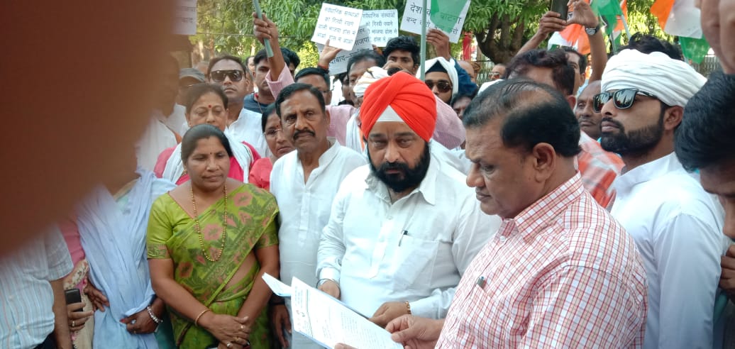 भाजपा द्वारा फैलाये जा रहे साम्प्रदायिक्ता के विरोध में कांग्रेस ने शहर में की शान्ति मार्च, सौंपा ज्ञापन भाजपा के राष्ट्रीय नेताओं व प्रज्ञा ठाकुर पर दर्ज हो राष्ट्र द्रोह का मुकदमा-गुरूमीत सिंह