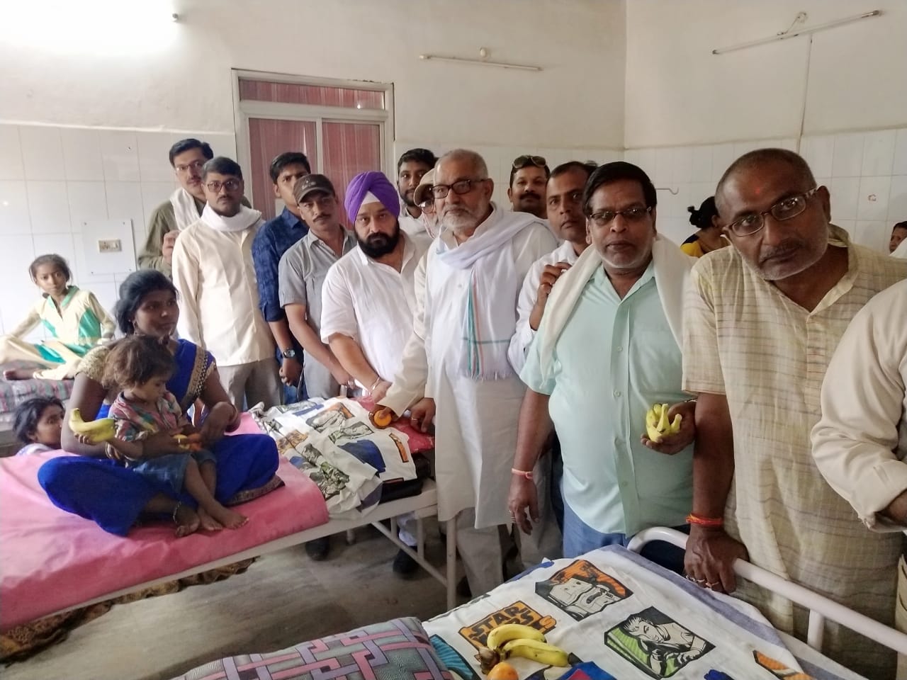 जिला शहर अध्यक्ष गुरमीत सिंह मंगू एवं ग्रामीण अध्यक्ष भगत नारायण शुक्ला सहित सैकड़ों कार्यकर्ता उपस्थित रहजिला अस्पताल कुशाभाऊ ठाकरे में मरीजों को फल वितरण कर कार्यक्रम का समापन किया गया