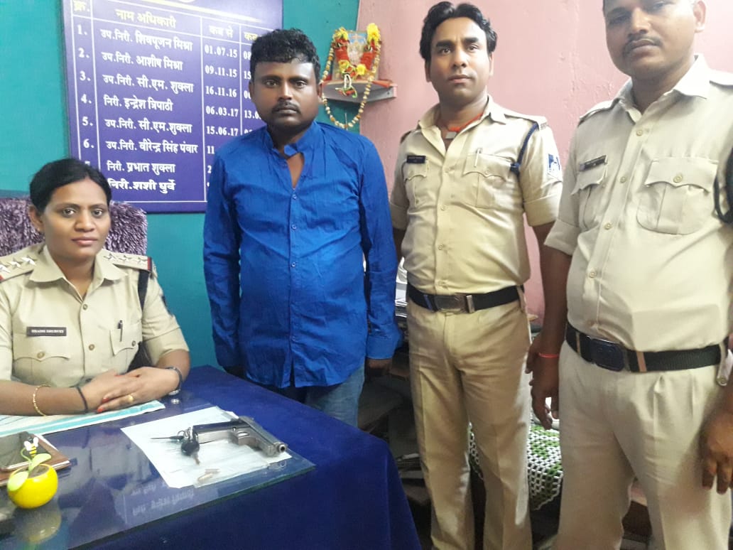  समान थाना प्रभारी शशि ध्रुवे को मिली बड़ी सफलता अवैध हथियार के साथ अपराधी हुआ गिरप्तार