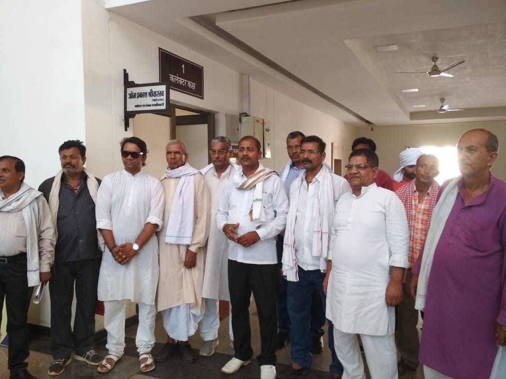 पचपहरा तालाब का सौंदर्यीकरण कराने एवं बंसल कम्पनी के विरूद्ध एफ.आई.आर. दर्ज कराने कलेक्टर को सौपा ज्ञापन  कार्यवाही न होने पर 70 फिट गहरे तालाब मे होगा आन्दोलन