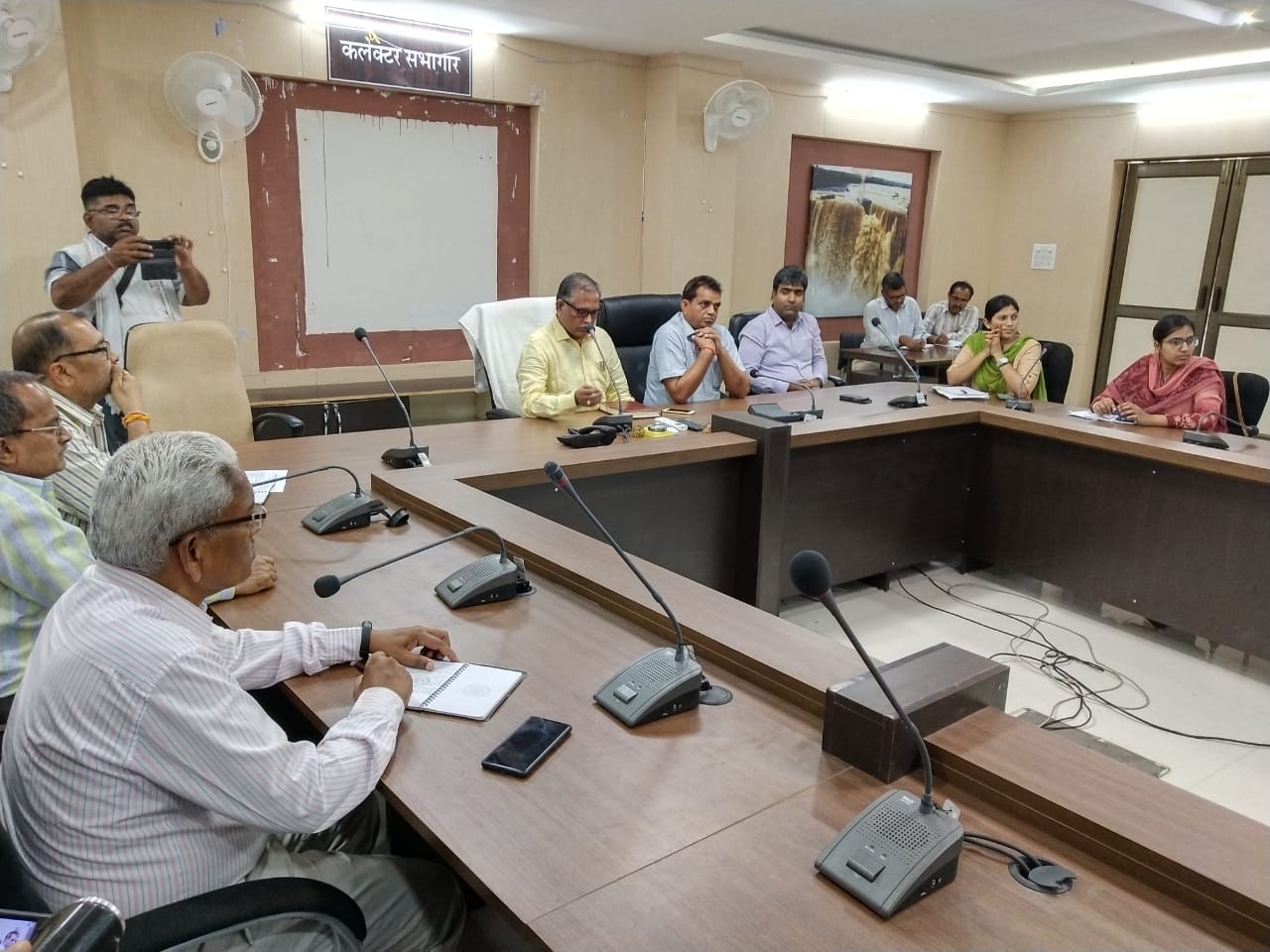कलेक्ट्रेट स्थित मोहन सभागार में जिला कलेक्टर रीवा ओमप्रकाश श्रीवास्तव द्वारा अग्नि दुर्घटना से बचाव के उपायों की गई समीक्षा  बैठक