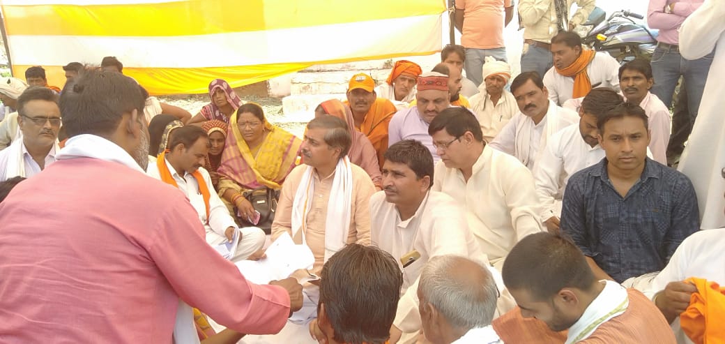 धरने पर बैठे मऊगंज के विधायक प्रदीप पटेल, पेयजल समस्या को लेकर अपने समर्थकों के साथ दे रहे हैं धरना,