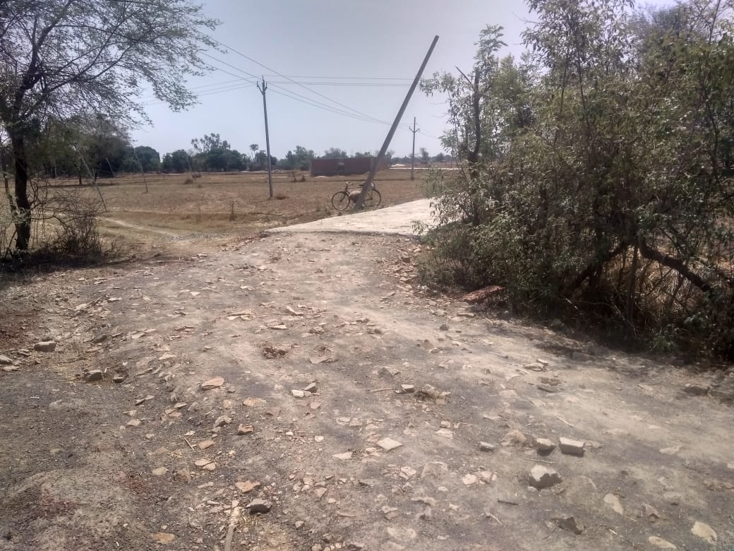 रीवा जिले के रायपुर कर्चुलियान ब्लाक अंतर्गत ग्राम पंचायत देवरा फरेंदा के बेलहाई में बन रही पी सी सी सड़क का पैसा वर्षो पहले सरपंच /सचिव द्वारा आहरण क्र लिया गया था।