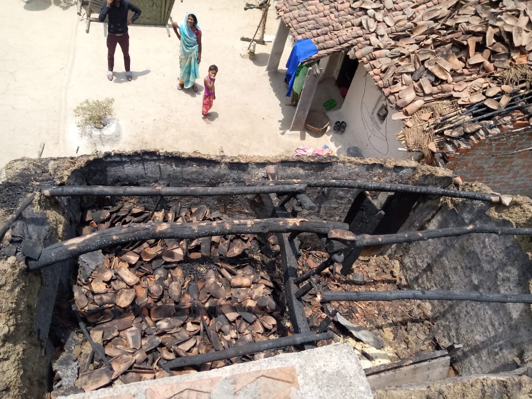 गरीब बेबा के घर लगी आग सब कुछ जलकर राख  ग्राम पंचायत नरँहा निवासी गरीब बेबा राम सखी पति स्वःगीता प्रसाद दुवेदी के घर अज्ञात कारणो से आग