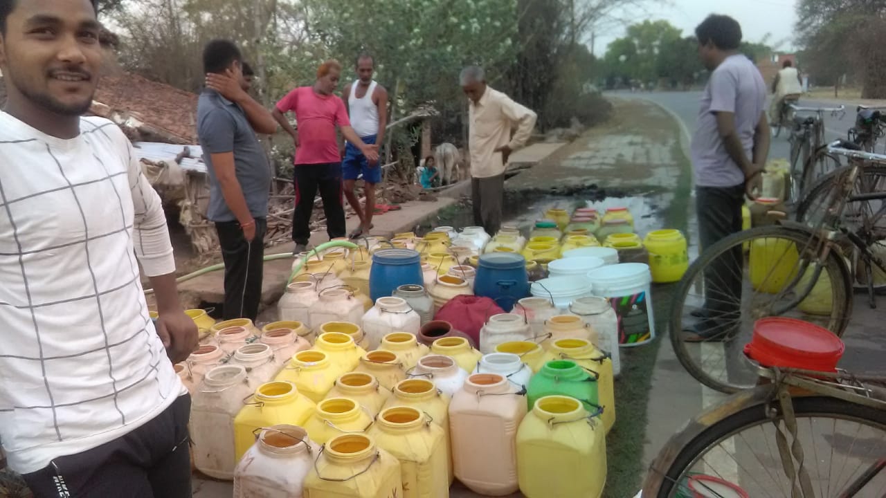 लालगांव में गहराया जल संकट बूंद बूंद पानी के लिए तरस रहे लालगाव के लोग