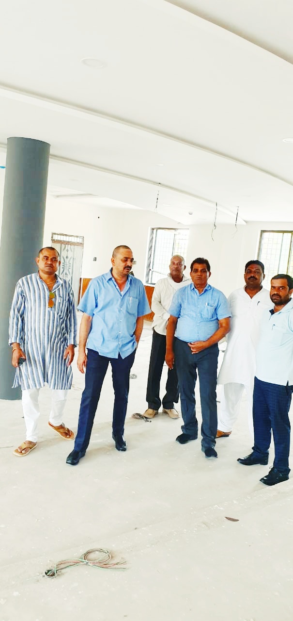 आज आयुक्त महोदय के साथ नए परिषद भवन का निरीक्षण करते हुए नगर निगम नेताप्रतिपक्ष अजय मिश्रा बाबा पर्षाद वॉर्ड १५  अशोक पटेल झब्बू