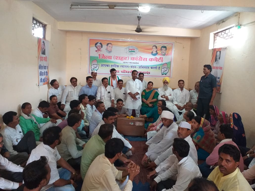   कांग्रेस की कमलनाथ सरकार की उपलब्धियों का संदेश कांग्रेसजन घर- घर लेकर जाएं और कांग्रेसजनों के लिए मेरे घर के दरवाजे हमेशा के लिए खुले हैं - कमलेश्वर पटेल*