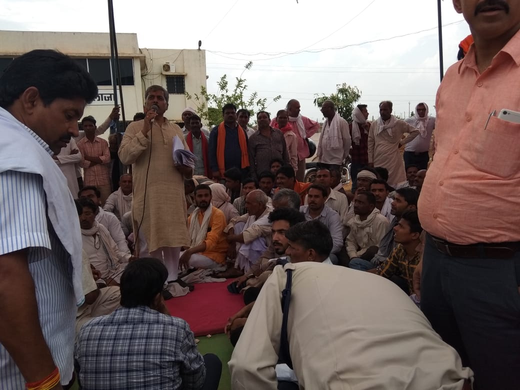मुआवजा वितरण व टोल नाके की विभिन्न अनियमितताओं को लेकर विधायक ने दिया मसूरिहा टोल नाके पर 6 घण्टे का धरना  एक हफ्ते में निदान के आश्वासन के बाद समाप्त हुआ धरना 