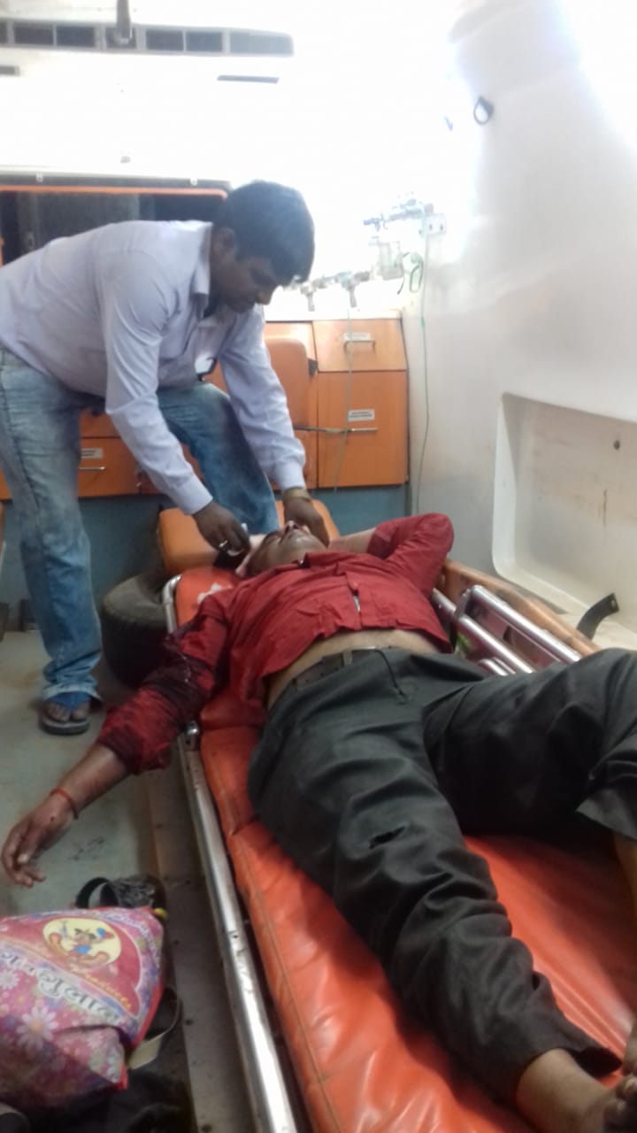 108 एम्बुलेंस यमराज से छीन लाई जिन्दगी:एम्बुलेंस के कर्मचारियों को घायल के परिजनों ने कहा आप भगवान है ।