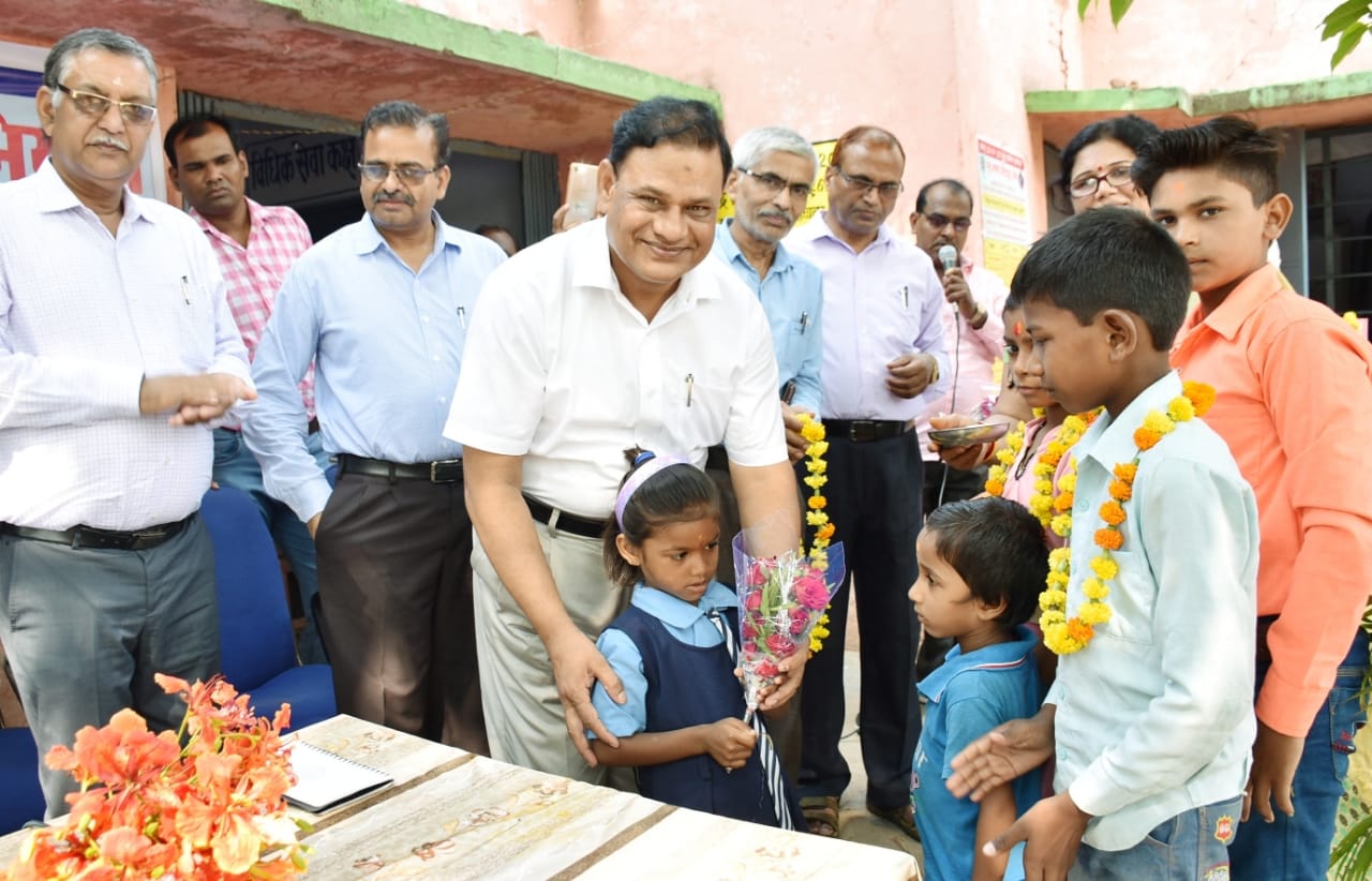 स्कूल आने से दूर होता है अज्ञानता रूपी अंधकार - कमिश्नर डॉ. भार्गव  स्कूल चलें हम अभियान के कार्यक्रम में कमिश्नर ने किया  बच्चों को प्रतिदिन स्कूल आने के लिए प्रेरित 