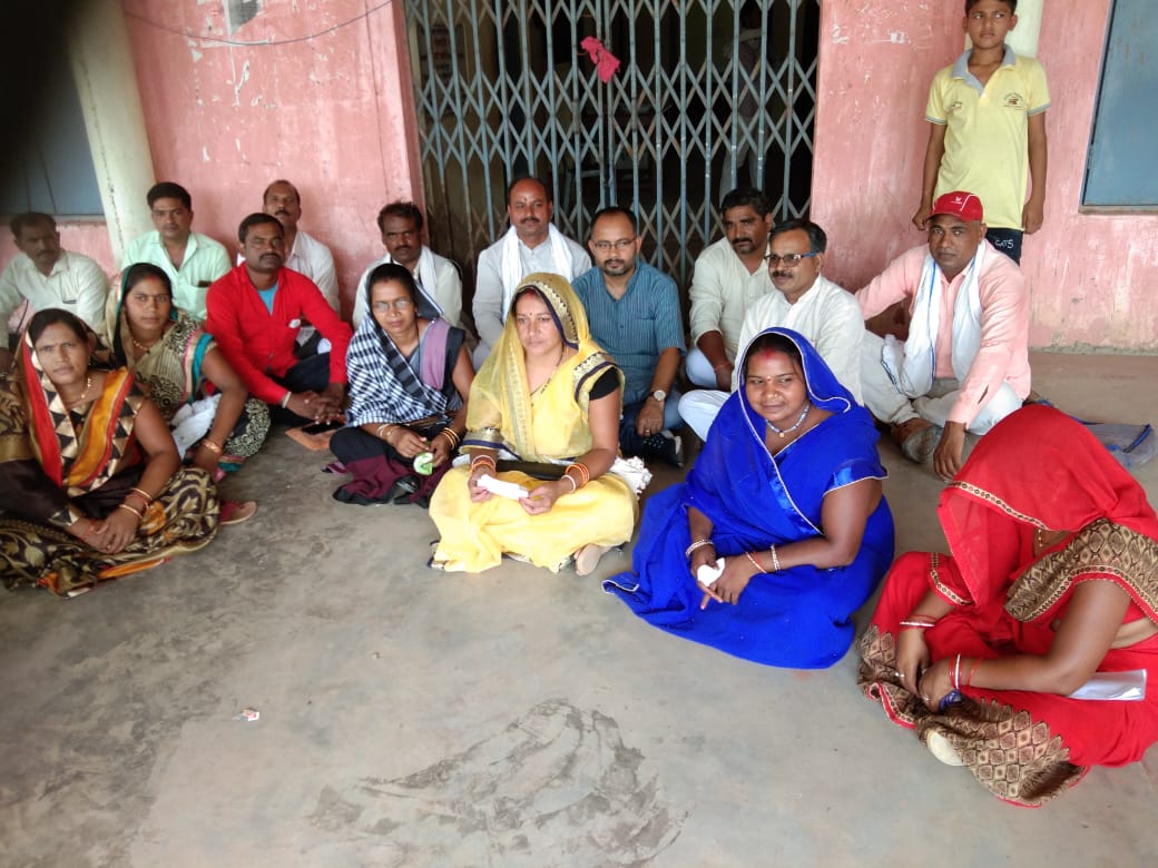 गंगेव  जनपद कार्यालय के सामने धरना देकर तालाबंदी करने वाले लोग निजी स्वार्थ से जुड़े हैं इस तरह का तालाबंदी करना नियम विरुद्ध है कांग्रेस नेता जनपद के पूर्व अध्यक्ष संजय पांडेय ने  आरोप लगाते हुए कहा है दोषियों के विरुद्ध अपराध पंजीबद्ध कर कार्यवाही की जाए