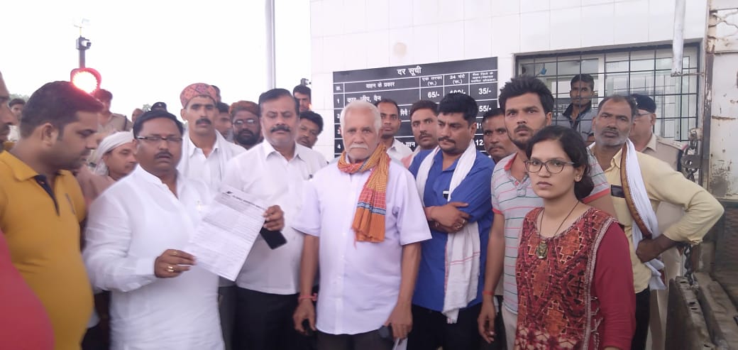 कांग्रेस नेता रमाशंकर सिंह के प्रयासों से टोलकर्मी मृतक के परिजनों व बंसल कम्पनी के बीच हुआ समझौता, कम्पनी ने दिया  15 लाख का मुआवजा