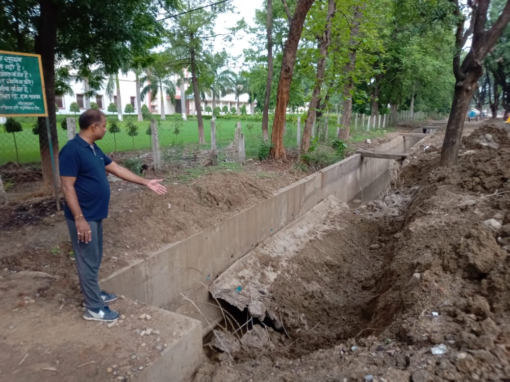. दो करोड़ में बना नाला जमींदोज निर्माण में लाखों का  भ्रष्टाचार  तत्काल दर्ज की जाए  एफ. आई. आर..... शिव सिंह