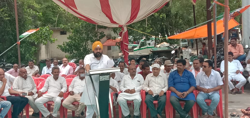 विभिन्न मुद्दों को लेकर जिला कांग्रेस ने धरना देकर राष्ट्रपति के नाम सौंपा ज्ञापन-  प्रियंका गांधी की गिरफ्तारी व मुख्यमंत्री कमलनाथ पर भाजपा नेता की टिप्पणी की निंदा कर प्रकरण दर्ज करने की  गई मांग -