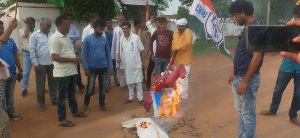 प्रियंका गांधी की गिरफ्तारी के बिरोध में युवक कांग्रेस मऊगंज ने उत्तरप्रदेश के  मुख्यमंत्री योगी आदित्यनाथ का किया पुतला फूंका