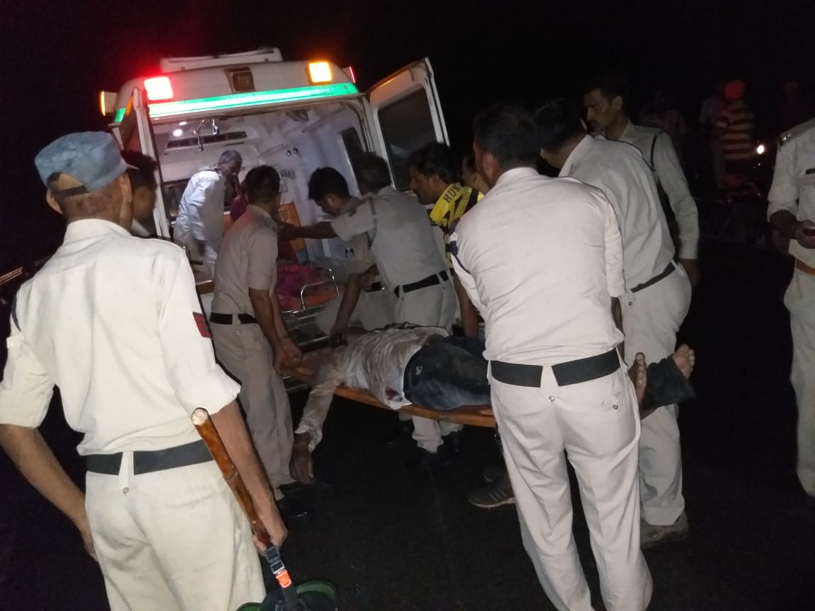 :मऊगंज केनिकट सेलार नदी के पास पुलिस बस और मोटरसाइकिल में जोरदार भिड़ंत,मोटरसाइकिल सवार की मौके मे ही हुई मौत 